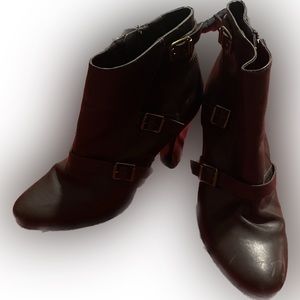 Vera Wang size 9.5 heeled boot